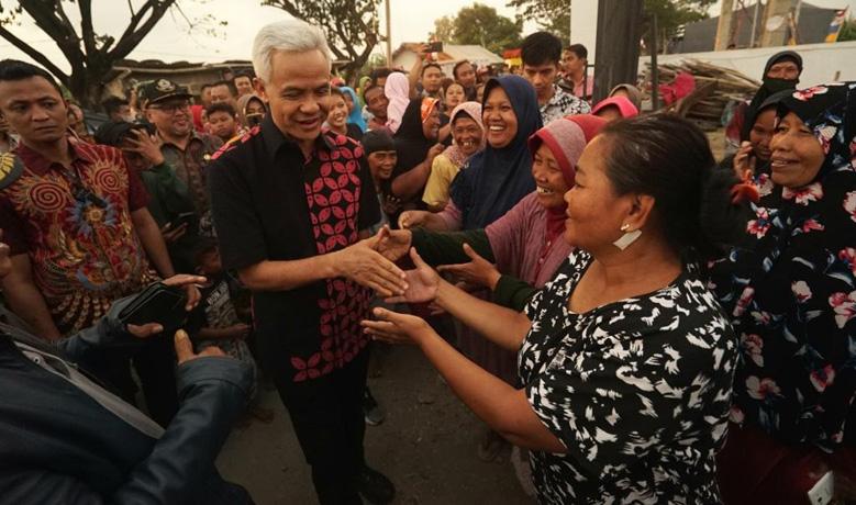 Jalan di Brebes Diperbaiki, Warga ke Ganjar: Makasih Banyak Pak, Jalannya Sudah Mulus