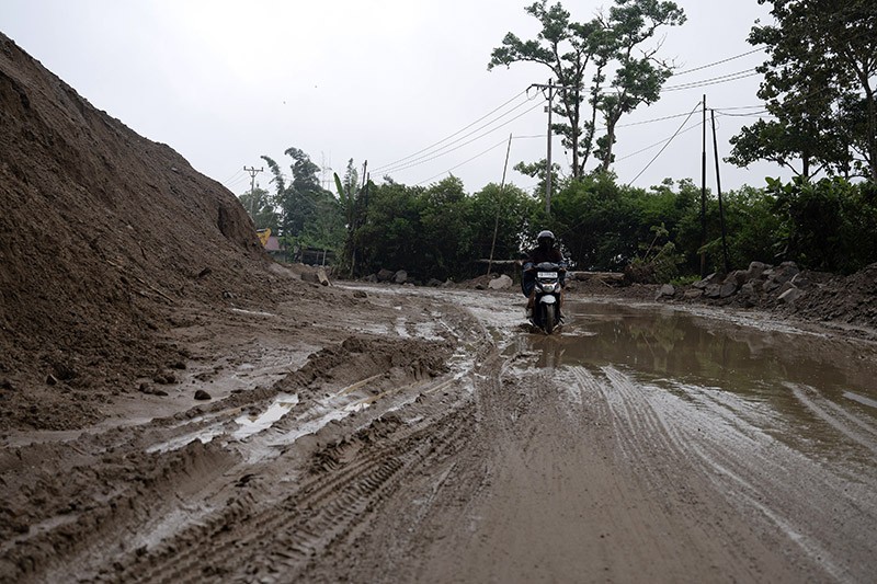 Donggala Hujan Deras, Jalan Trans Sulawesi Longsor  - Bagian 1