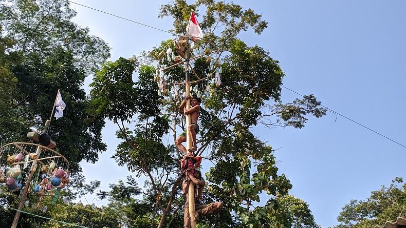 Kemeriahan Panjat Pinang di Sukabumi, Ada Hadiah Menarik di Balik Bendera Partai Perindo 