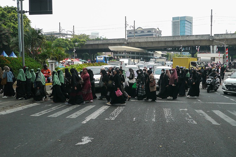 Ribuan Orang Jemaah Tablig Akbar Berdatangan ke Masjid Istiqlal - Bagian 2