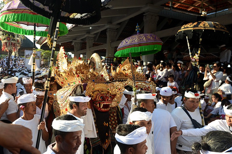 Umat Hindu Kesurupan saat Mengikuti Tradisi Ngerebong - Bagian 2