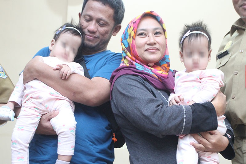Momen Haru Bayi Kembar Siam Berhasil Dipisah Kembali ke Pangkuan Orang Tua di Malang - Bagian 2