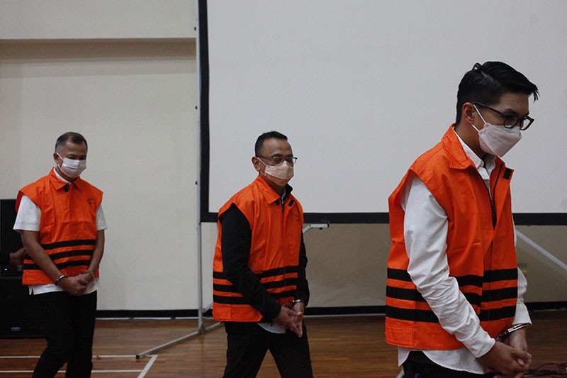 Tampang 3 Tersangka Korupsi Bansos Beras Ditahan KPK - Bagian 1