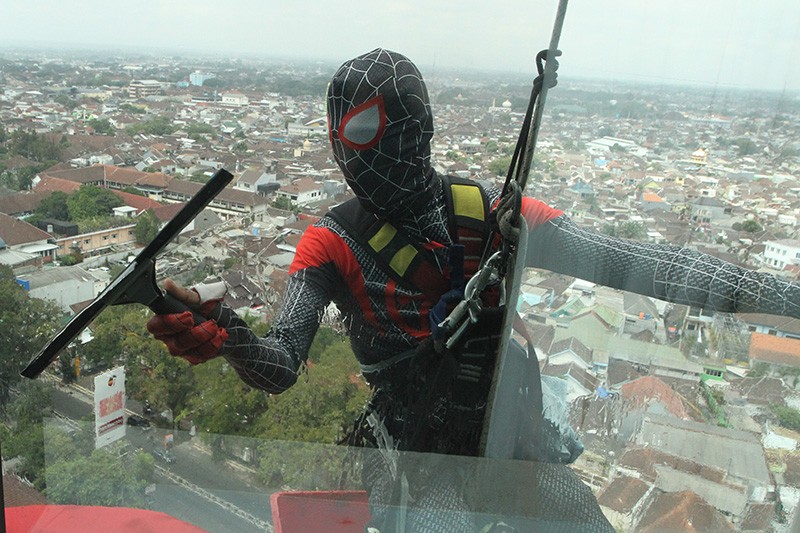 Aksi Spiderman Bersihkan Kaca Gedung di Kota Malang - Bagian 1