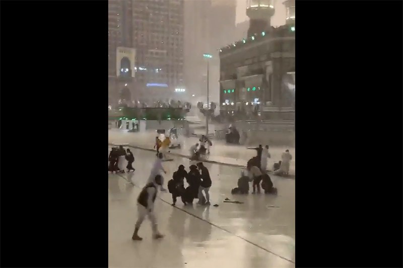 Foto-Foto Masjidil Haram Dilanda Badai, Jemaah Akan Ibadah Tertiup Angin Kencang - Bagian 3