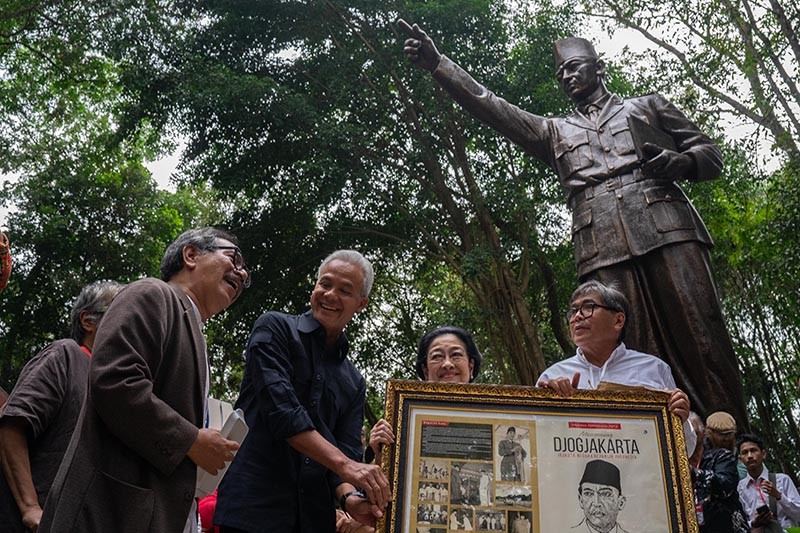 Ganjar Dampingi Megawati Resmikan Patung Bung Karno di Yogyakarta - Bagian 1