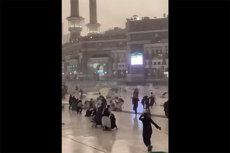 Foto-Foto Masjidil Haram Dilanda Badai, Jemaah Akan Ibadah Tertiup Angin Kencang - Bagian 1
