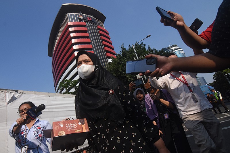 Istri Mantan Sekretaris MA Hasbi Hasan Diperiksa KPK - Bagian 1