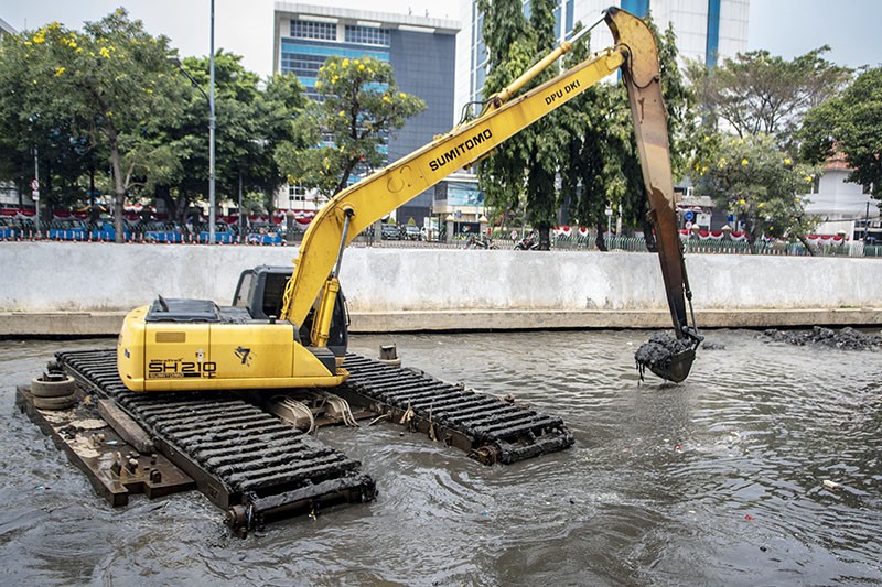 Pengerukan Tanah dan Lumpur Sungai Ciliwung Kecil - Bagian 1