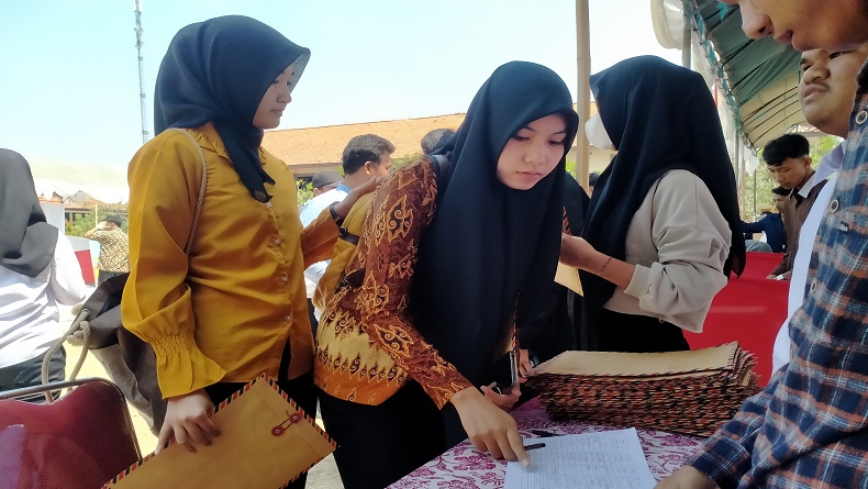 Ribuan Lulusan SMK di Indramayu Berebut Lowongan Kerja di Job Fair