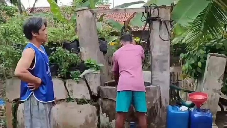 Andalkan Sumur Tetangga, Warga Sindangwangi Pangandaran Antre Air Bersih Setiap Hari
