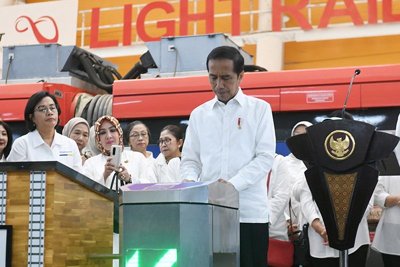 Foto-Foto Presiden Jokowi dan Ibu Negara Naik LRT Jabodebek usai Diresmikan - Bagian 3