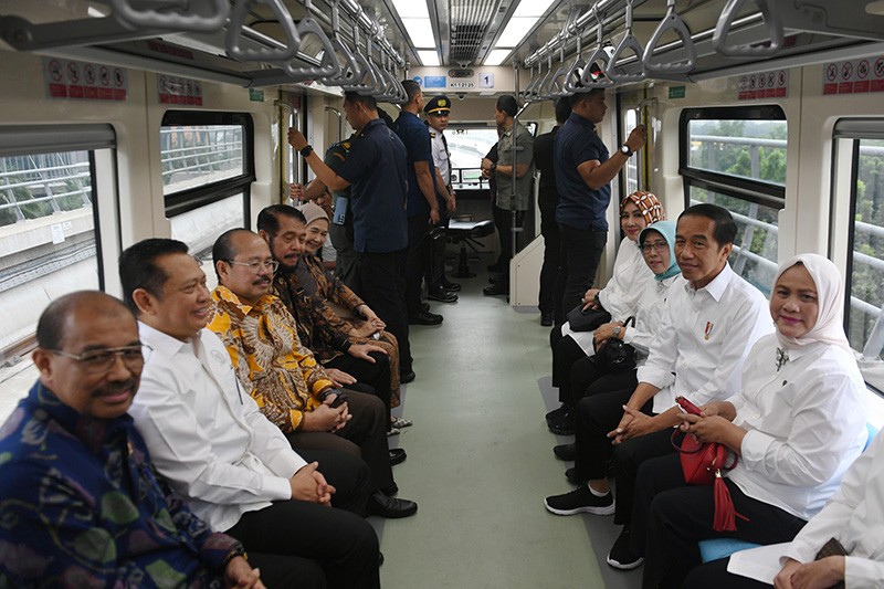 Foto-Foto Presiden Jokowi dan Ibu Negara Naik LRT Jabodebek usai Diresmikan - Bagian 1