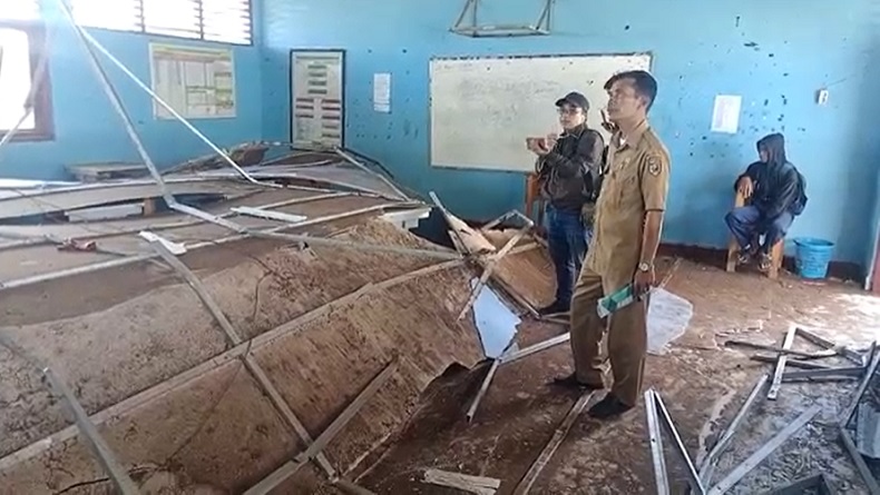 Plafon Ruang Kelas SMPN 3 Bati-Bati Ambruk Diduga akibat Banyak Kotoran Kelelawar