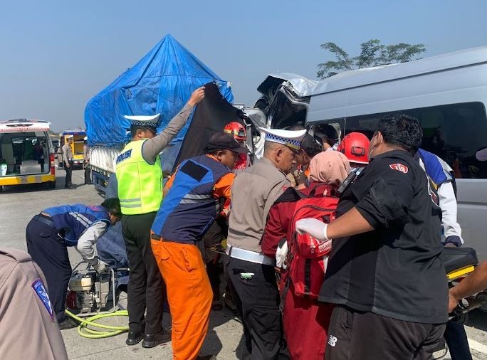 Kecelakaan Mobil Hiace Tabrak Truk di Tol Pandaan-Malang, 2 Tewas 6 Luka-Luka