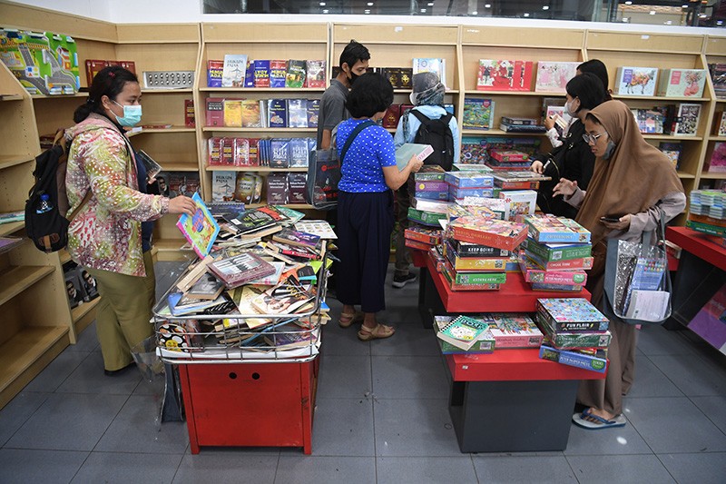Cuci Gudang, Toko Buku Gunung Agung Diserbu Pembeli sebelum Tutup Permanen - Bagian 3
