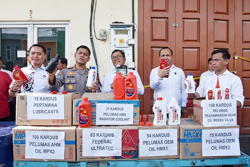 Produsen Oli Palsu Ditangkap Ditreskrimsus Polda Sumut - Bagian 2