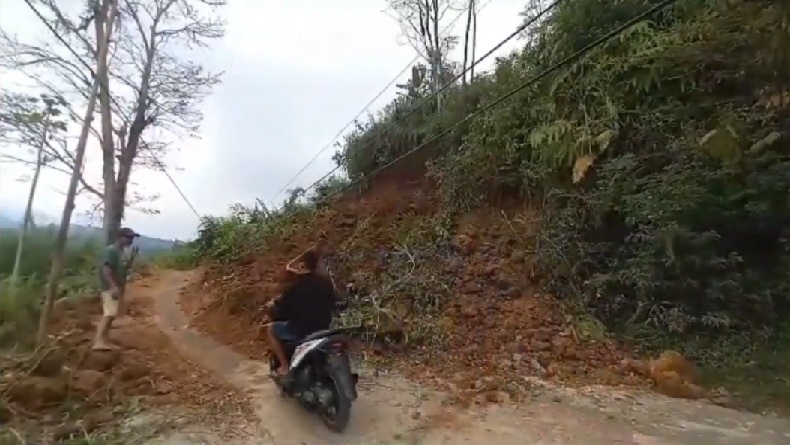 Tebing 30 Meter Longsor Tutup Jalan Banjarwangi Garut, Lalu Lintas Sempat Lumpuh