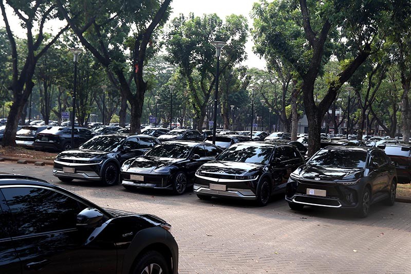 Deretan Mobil Listrik Parkir di Area GBK untuk Kendaraan Resmi KTT ke-43 ASEAN - Bagian 1
