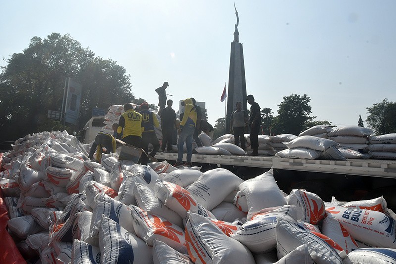 Truk Kelebihan Muatan, Ratusan Karung Beras Bulog Tumpah ke Jalanan di Bogor - Bagian 1