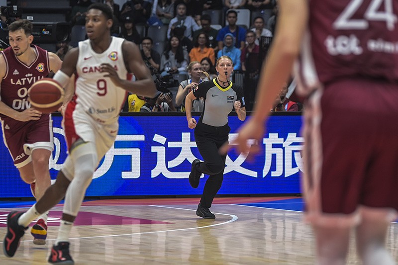 Pertama Kali, Wasit Wanita Pimpin Pertandingan Laga FIBA World Cup 2023 - Bagian 2