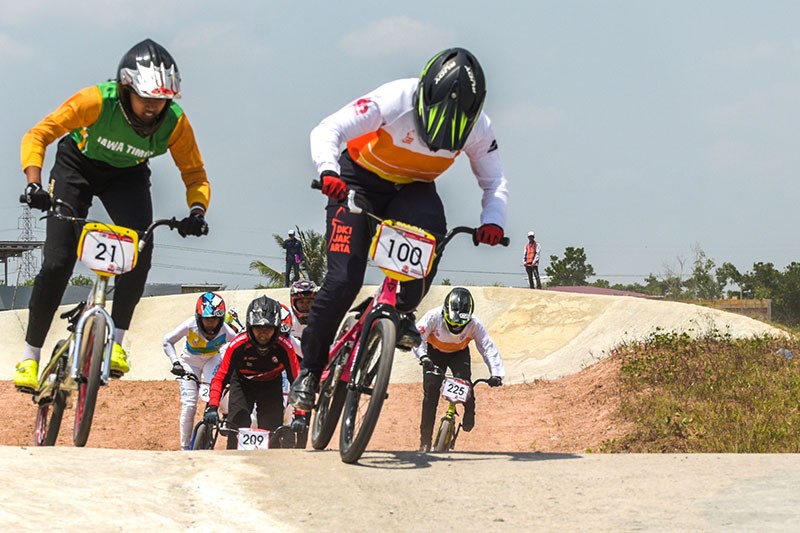 Aksi Atlet Balap Sepeda BMX Adu Cepat pada Popnas XVI di Palembang - Bagian 2