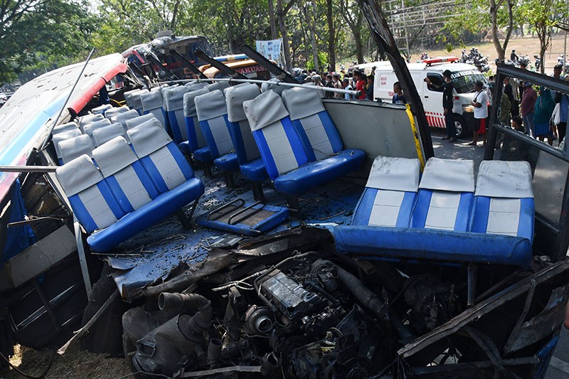 Kecelakaan Maut di Ngawi Tewaskan 3 Orang, Atap Bus Menghilang - Bagian 1