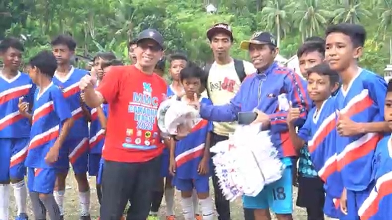 Ketua DPW Partai Perindo Sulteng Mahfud Masuara Bagikan Jersey dan Bola kepada Masyarakat