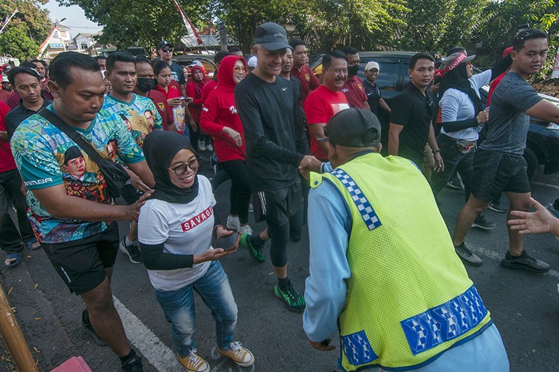 Pagi-Pagi Ganjar Pranowo Ajak Ribuan Warga Klaten Olah Raga Jalan Sehat  - Bagian 1