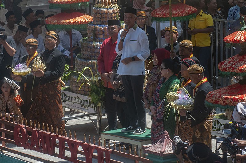 Ribuan Warga Sambut Ganjar saat Menghadiri Tradisi Sebaran Apem Yaa Qawiyyu di Klaten - Bagian 2