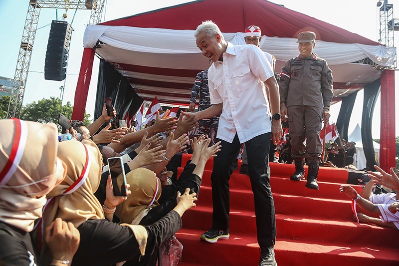 Ganjar Kibarkan Bendera Merah Putih Deklarasi Pemilu Damai - Bagian 2