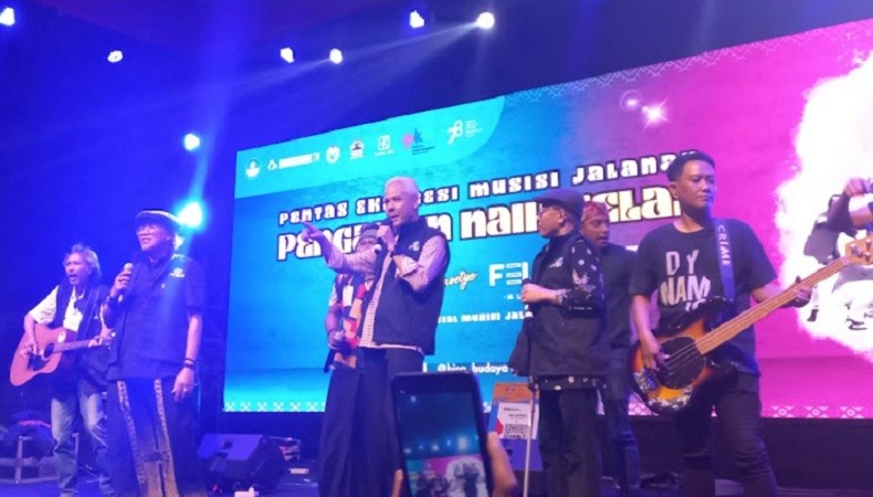 Momen Ganjar Pranowo Nyanyi Lagu Bento Bareng Musisi Jalanan