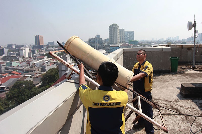 Air Disemprot dari Atas Gedung untuk Tekan Polusi Udara Jakarta - Bagian 1