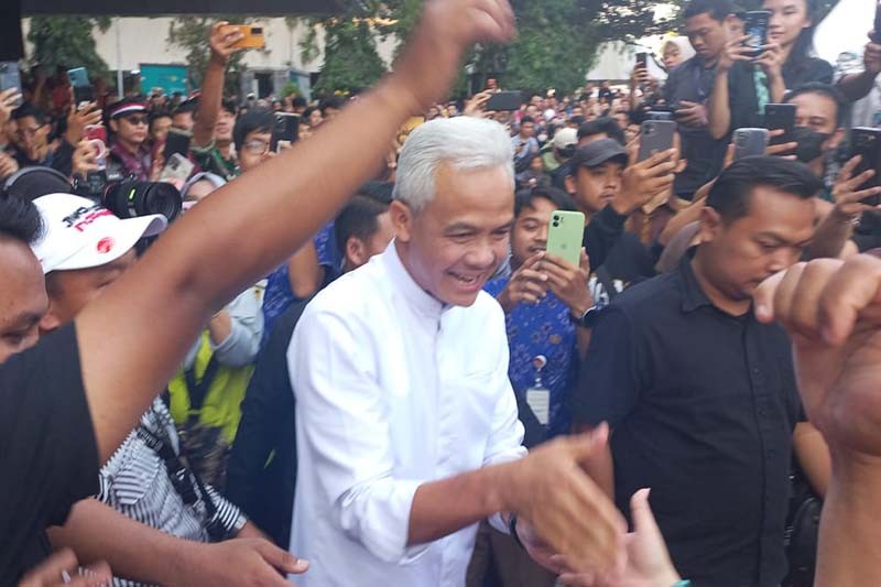 Antusiasme Warga hingga ASN Berebut Salaman dan Foto Bareng Ganjar Pranowo - Bagian 1