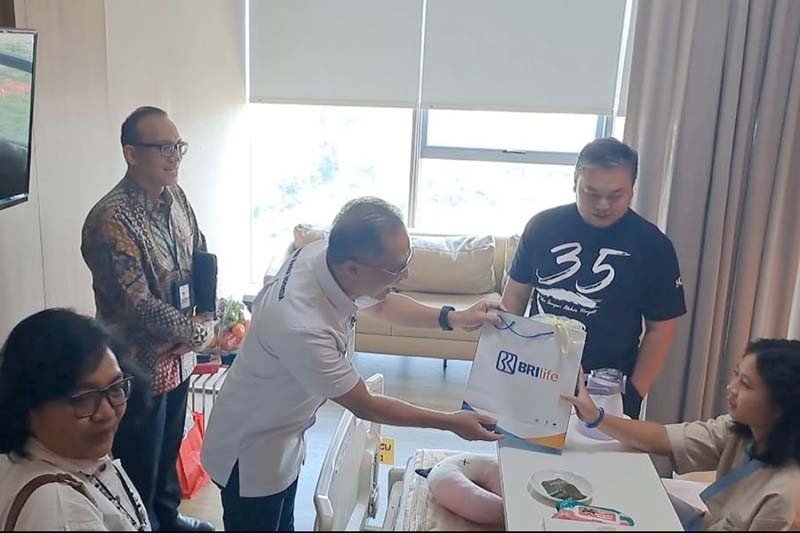 Wujud Empati, Direksi BRI Life Jenguk Sejumlah Nasabah di Rumah Sakit - Bagian 1