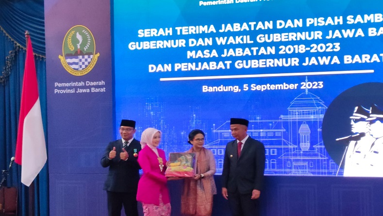 Pisah Sambut Gubernur Jawa Barat, Ridwan Kamil Kenalkan Bey Machmudin