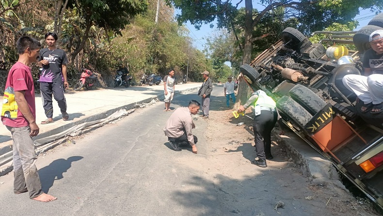 Kronologi Truk Terguling Timpa Pemotor di Garut, Roda Terangkat saat Lintasi Tikungan
