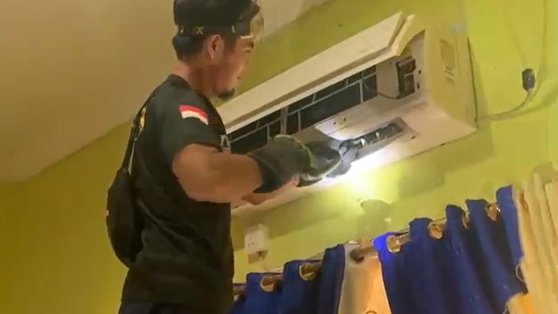 Tukang Servis Terkejut saat Buka Penutup AC Kantor BKPSDM Ada Ular Bersembunyi