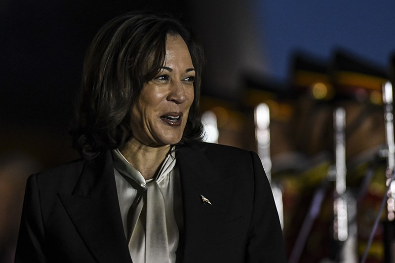 Wakil Presiden AS Kamala Harris Tiba di Indonesia - Bagian 3