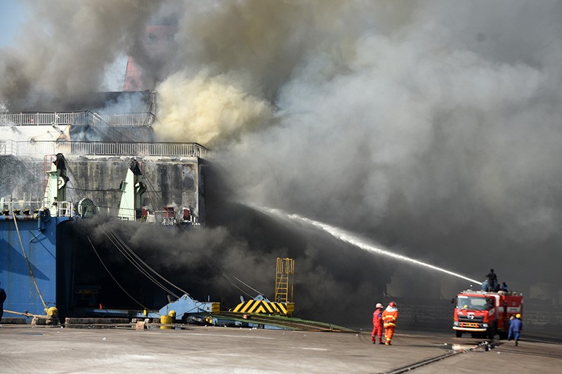 Kapal Feri Terbakar di Merak Diduga dari Percikan Api Truk Angkut Motor - Bagian 1