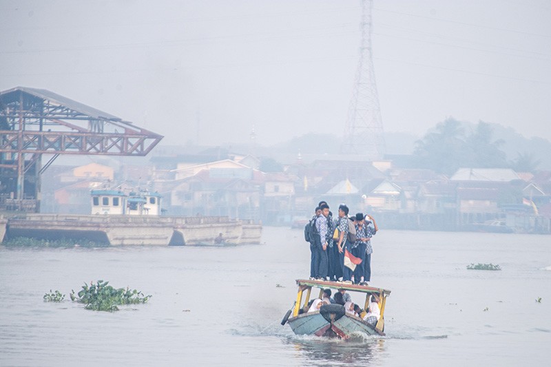 Potret Pelajar Sumsel Berangkat Sekolah Menembus Kabut Asap - Bagian 2