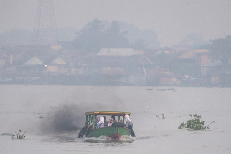 Potret Pelajar Sumsel Berangkat Sekolah Menembus Kabut Asap - Bagian 3