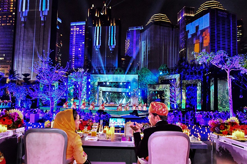 Warna-warni Video Mapping dan Kembang Api saat Gala Dinner KTT ke-43 ASEAN - Bagian 2