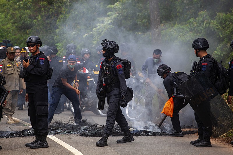 Tolak Relokasi, Warga Pulau Rempang Batam Blokir Jalan dengan Pohon - Bagian 3