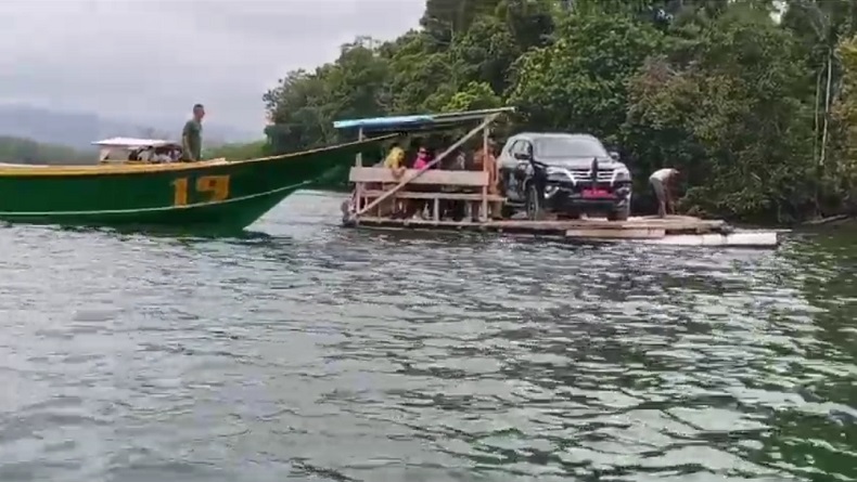 Mobil Bupati Taliabu dan Istri Nyaris Terjun ke Danau saat Naik Rakit Temui Warga
