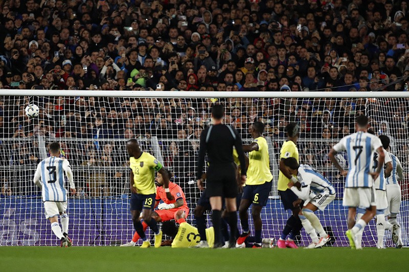 Messi Kembali jadi Pahlawan, Cetak Gol Tendangan Bebas ke Gawang Ekuador - Bagian 5
