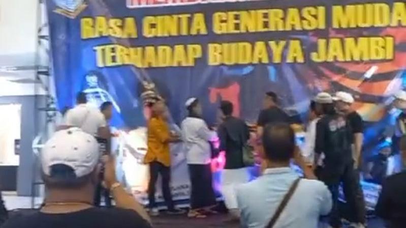 Heboh Tari Erotis LGBT di Acara Budaya dan UMKM Jambi Dibubarkan Warga
