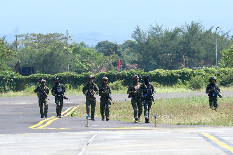 Tentara Gabungan 6 Negara Rebut Bandara Banyuwangi yang Dikuasai Musuh - Bagian 2