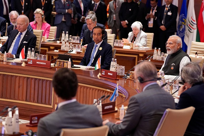Momen Jokowi Duduk Diapit Joe Biden dan Narendra Modi di KTT G20 India - Bagian 1