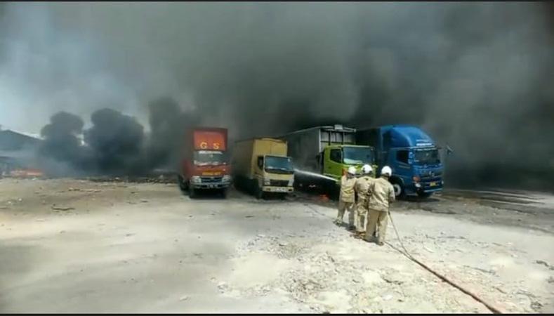 8 Truk di Pangkalan Jalan Arteri Yos Sudarso Semarang Terbakar